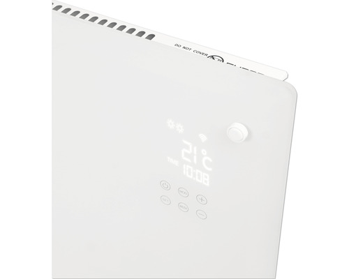 Detailný pohľad na biely radiátor s digitálnym displejom a ovládacími prvkami