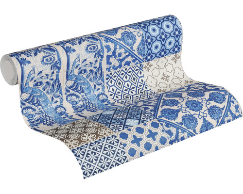 Rolka tapety s modrým patchworkovým vzorom