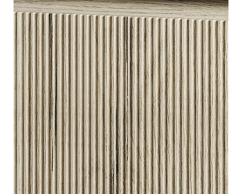 Detail ryhovaného dreveného povrchu.