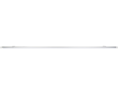 Svetlá miestnosť s policami