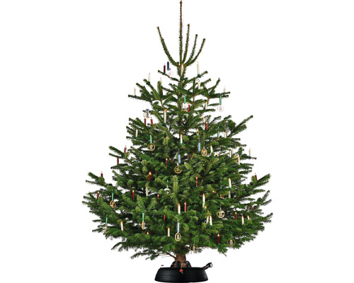 Ozdobený vianočný stromček so sviečkami a ozdobami na stojane