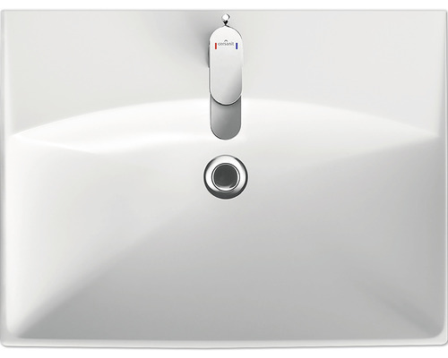 Pohľad zhora na biele keramické umývadlo s kohútikom a odtokom