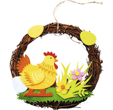Dekoratívny veniec na dvere s kuriatkom, kvetmi a vajíčkami na Veľkú noc