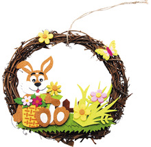 Dekoratívny veľkonočný veniec s motívom zajačika, kvetmi a motýľom