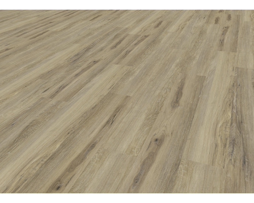 Detail laminátovej podlahy s dreveným vzhľadom