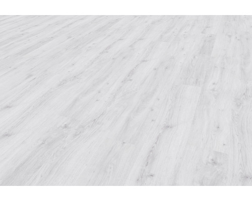 Svetlá laminátová podlaha s dreveným vzhľadom.