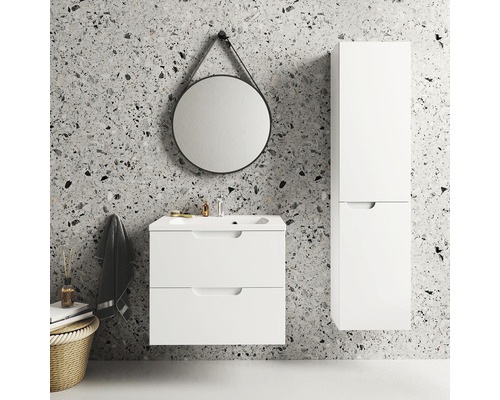 Moderná kúpeľňa s umývadlovou skrinkou, zrkadlovou skrinkou a okrúhlym zrkadlom