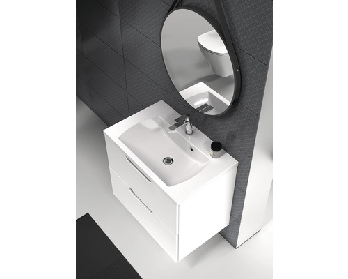 Moderná kúpeľňa s bielou umývadlovou skrinkou, umývadlom na dosku a okrúhlym zrkadlom