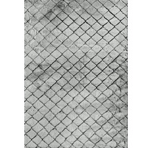 Sivý koberec s kosoštvorcovým vzorom.