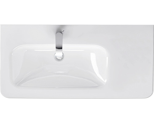 Pohľad zhora na biele umývadlo s batériou