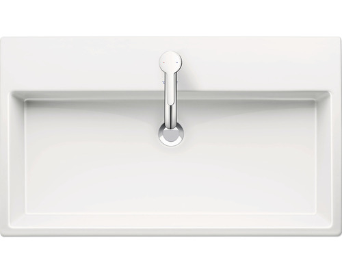 Pohľad zhora na biele umývadlo s vodovodnou batériou