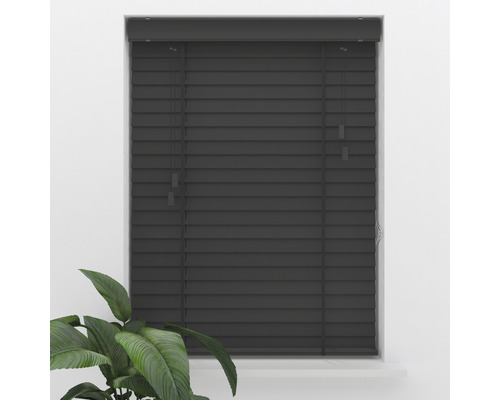 Okno so zatvorenými drevenými žalúziami