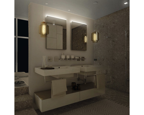 Kúpeľňa s dvojitým umývadlom, osvetlenými zrkadlami a závesnými svietidlami