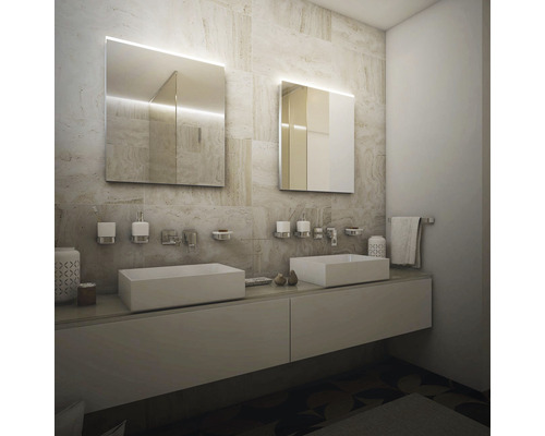 Kúpeľňa s dvojitým umývadlom, zrkadlami s osvetlením a rôznymi kúpeľňovými doplnkami.