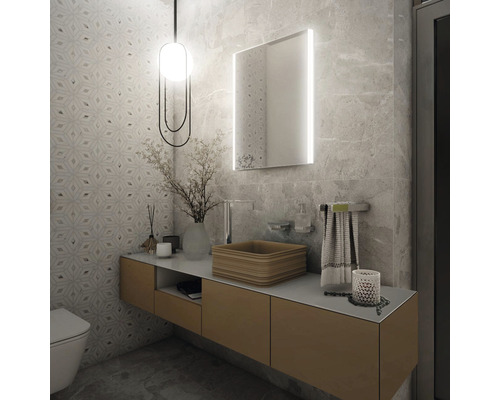 Kúpeľňa s umývadlom, zrkadlom a osvetlením