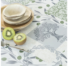 Dekorácia stola s látkovými obrúskami, drevenými taniermi a kiwi