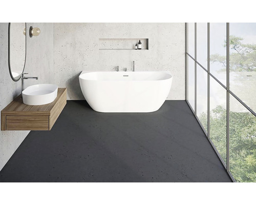 Kúpeľňa s voľne stojacou vaňou, umývadlom a veľkým oknom