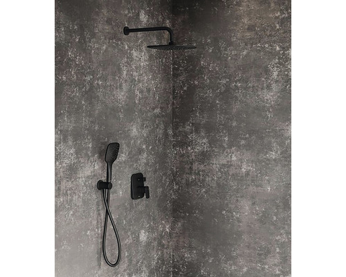 Sprcha s hlavovou sprchou, ručnou sprchou a batériou pred štruktúrovanou stenou