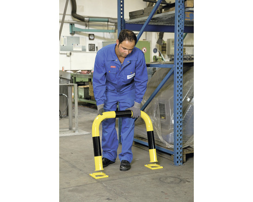 Muž montuje ochranný rám proti nárazu v sklade.