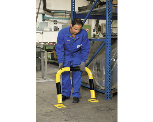 Muž montuje žltočiernu ochranu proti nárazu pred regál