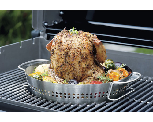Grilované kura so zeleninou v nerezovom držiaku na grile