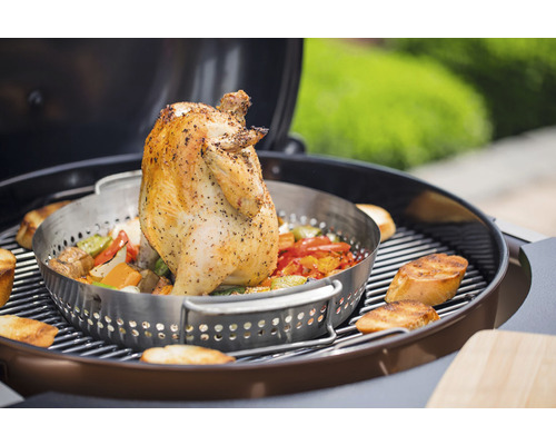 Grilované kura v pekáči na kura so zeleninou na grile na drevené uhlie