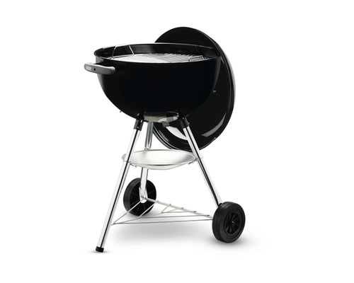 Čierny guľatý gril s pochrómovaným rámom a kolieskami