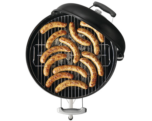 Guľatý gril s klobásami na grilovacej mriežke