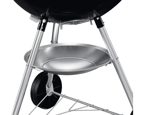 Detailný pohľad na guľatý gril s úložným priestorom a kolesami.