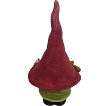 Pohľad zozadu na záhradnú dekoráciu trpaslíka s veľkou čiapkou