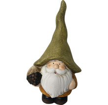 Záhradný trpaslík s čiapkou a bradou drží žaluď