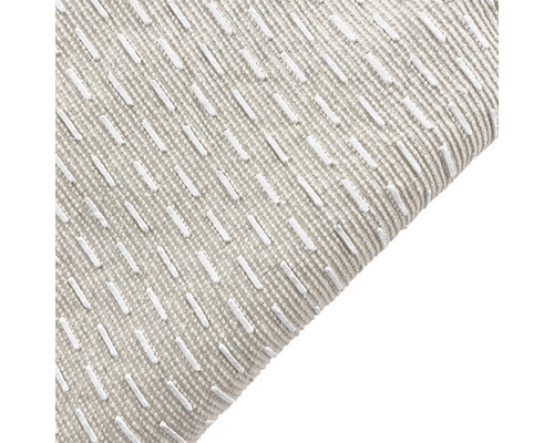 Detail vankúša s textúrou a vyšívaným vzorom