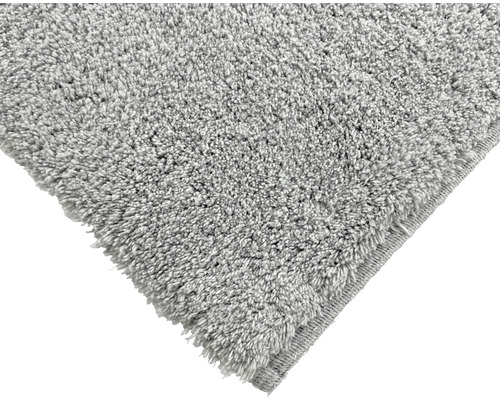 Detail sivého koberca s vysokým vlasom