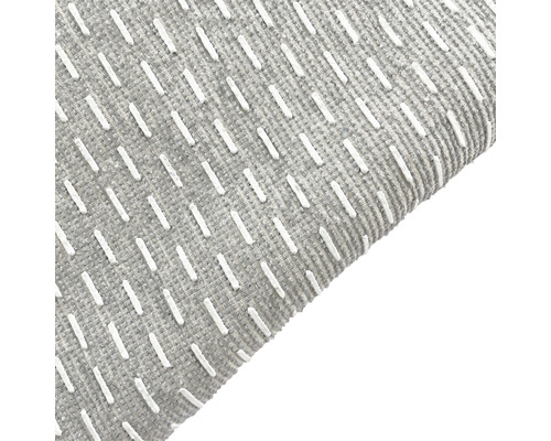 Detail šedého koberca so vzorom