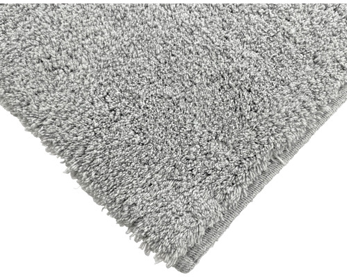 Detail šedého koberca s vysokým vlasom