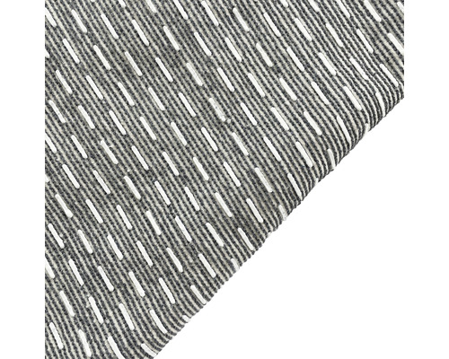 Koberec s pruhovaným vzorom a vyvýšenými akcentmi