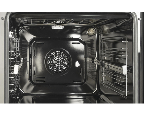 Vnútorný pohľad na rúru s ventilátorom a roštami