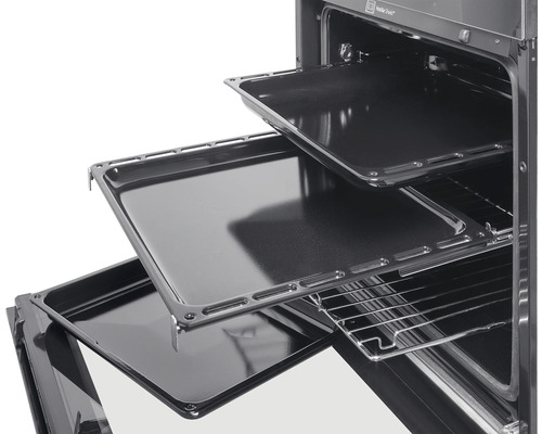 Vnútro rúry s niekoľkými plechmi na pečenie