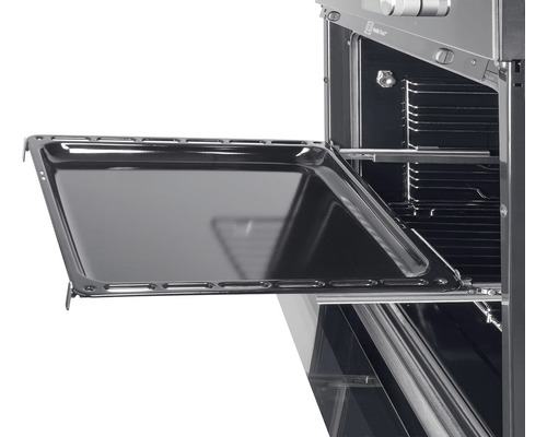 Rúra s vysunutým plechom na pečenie.