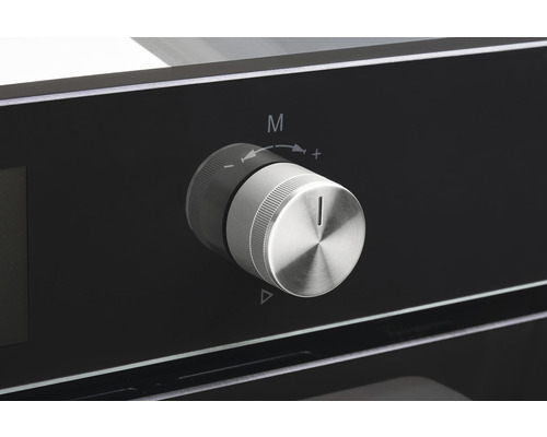 Detailný záber otočného gombíka na rúre na ovládanie funkcií a teploty