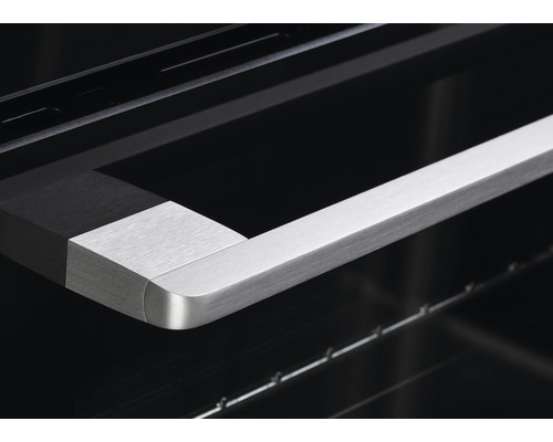 Detailný záber rúry s kovovou rukoväťou