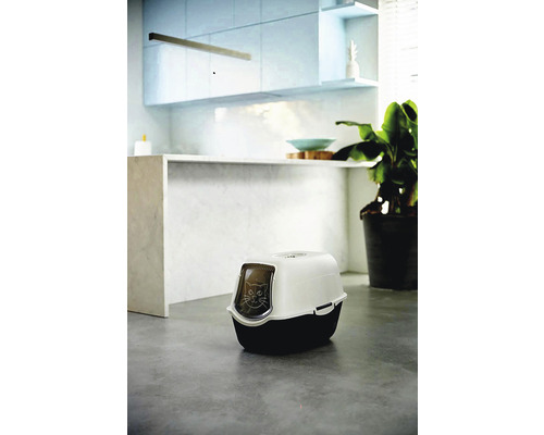 Mačacia toaleta s vekom v modernej kúpeľni