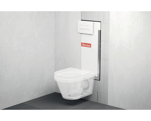 Závesné WC so splachovacou nádržkou a logom Ravak v kúpeľni