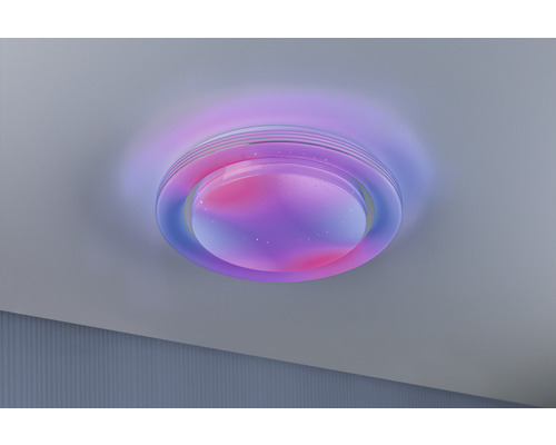 Stropné svietidlo so svetelnými efektmi na strope miestnosti