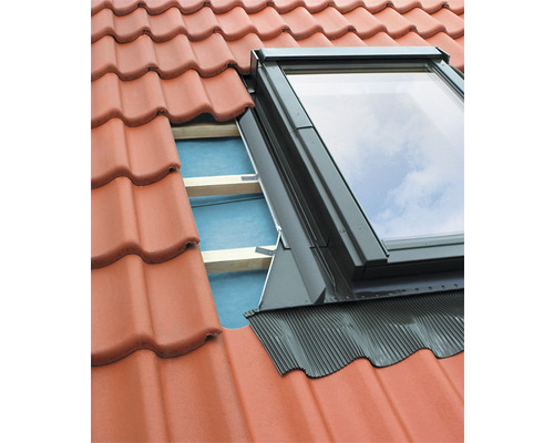 Strešné okno na streche s škridlami