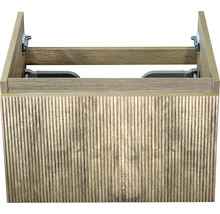 Skrinka pod umývadlo z dreva s ryhovanou štruktúrou