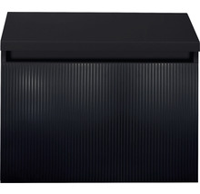 Čierna poštová schránka s vertikálnymi drážkami