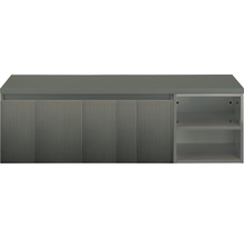 Sivá kúpeľňová skrinka s ryhovanými dvierkami a otvorenými policami