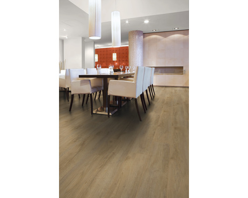 Svetlá drevená podlaha v jedálni s jedálenským stolom a stoličkami.