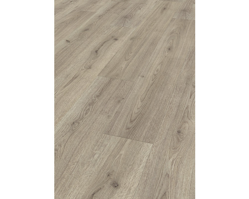 Detailný záber svetlej laminátovej podlahy so vzhľadom dreva